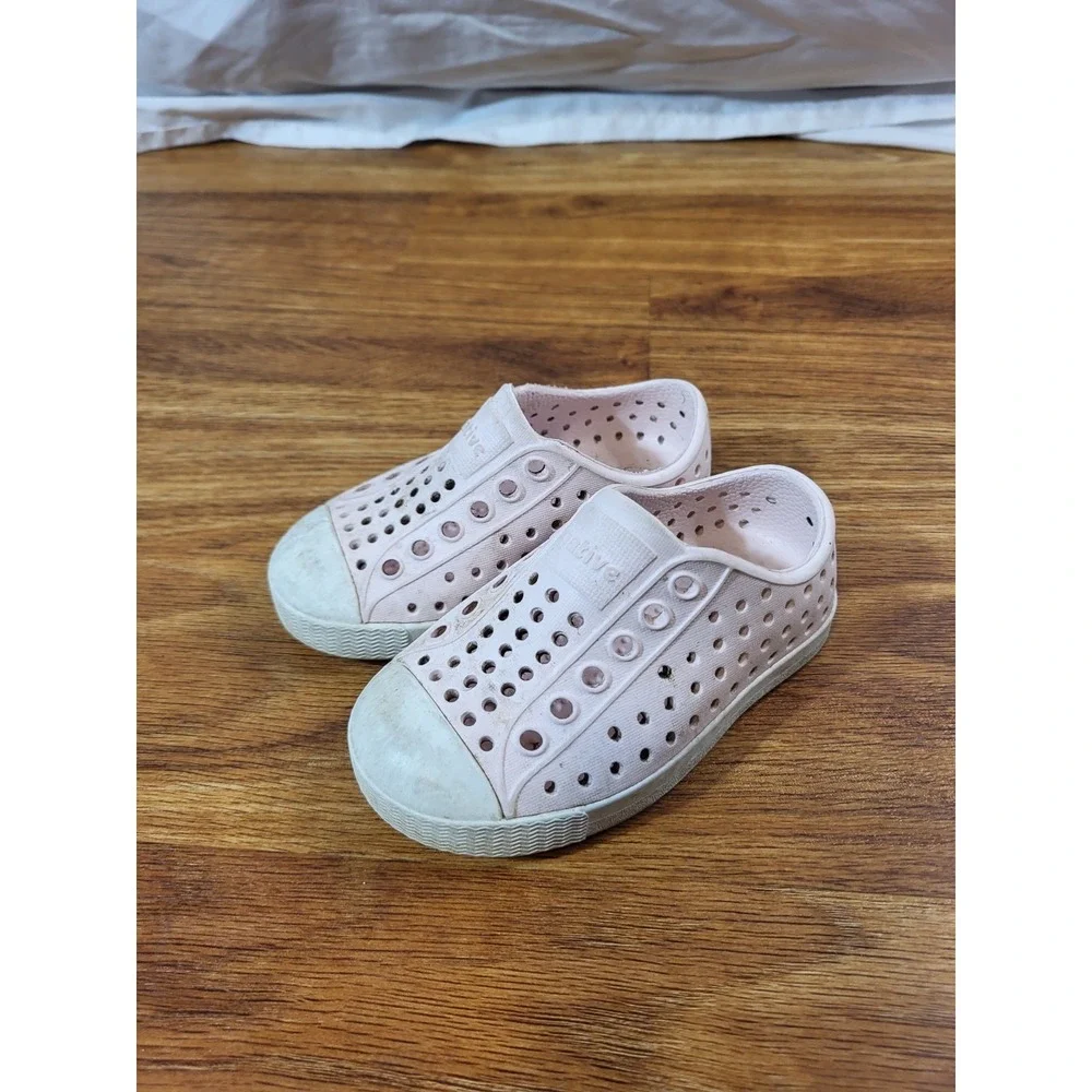 Native Jefferson Slip On Shoes Girls Size 5 Pink Slip On Perforated Rubber Water